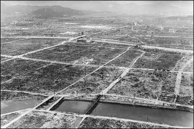 Quelles villes japonaises sont bombardées les 6 et 9 août ?