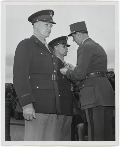 Quel général américain est décoré par Charles de Gaulle le 14 juin ?