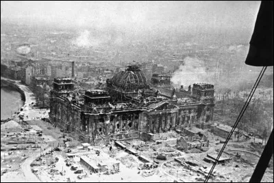 Quelle ville est encerclée par les Soviétiques en avril ?