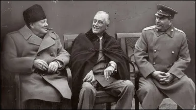Où se déroule la conférence réunissant Franklin D. Roosevelt, Joseph Staline et Winston Churchill ?