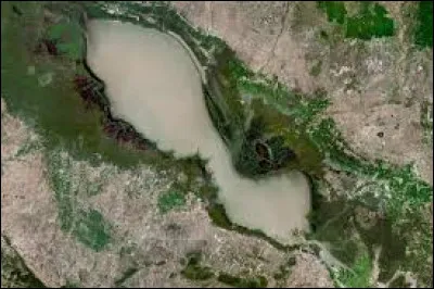 Dans quel pays se situe le lac-rivière "Tonlé Sap" ?