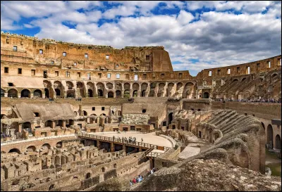 Combien y avait-il de places assises dans le Colisée de Rome ?