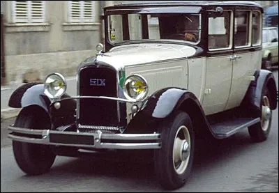 Quelle marque française a ouvert dans les années 1920 le marché automobile à la classe moyenne ?