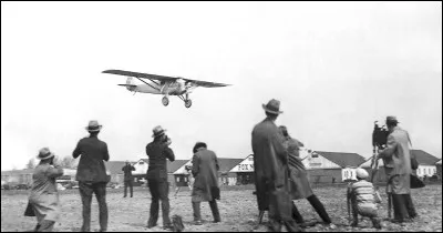 Quel était le nom de l'avion avec lequel Charles Lindbergh a traversé l'Atlantique en 1927 ?
