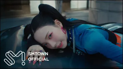 Qui a interprété la chanson "Supernova" ?