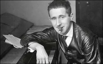 Qui est cet auteur allemand spécialiste du théâtre de réflexion fuyant un temps le nazisme ?