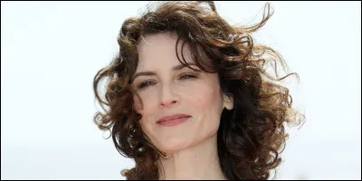 Qui est cette chanteuse qui joue le rôle de l'institutrice dans le film ''Trois jours en juin'' ?