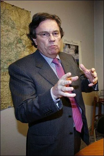 Politicien dont la loi interdit les pub pour les alcools et le tabac, c'est Claude ...