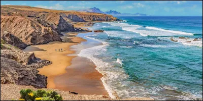 À quel pays appartient l'île de Fuerteventura ?