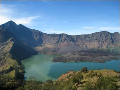 Lombok fait partie des petites îles de la Sonde, le groupe ethnique y étant le plus présent sont les Sasak. Ils pratiquent une agriculture de subsistance sur cette île volcanique située à l'est de Bali. Comment s'appelle le volcan dont l'éruption en 1257 est l'événement volcanique le plus important des temps historiques ?
