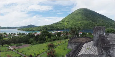 Comment se nomme le grand archipel indon&eacute;sien situ&eacute; dans l'est du pays et particuli&egrave;rement connu pour ses &eacute;pices. Au nord de cet archipel, on retrouve l'&icirc;le volcan de Ternate o&ugrave; le Gamalama culmine &agrave; 1 715m.