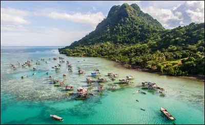 Bornéo, une des îles les plus renommées du pays voit son territoire être partagé par Brunei, la Malaisie et l'Indonésie. À quel rang se situe-t-elle dans le classement des plus grandes îles du monde si on ne compte pas l'Australie comme une île ?