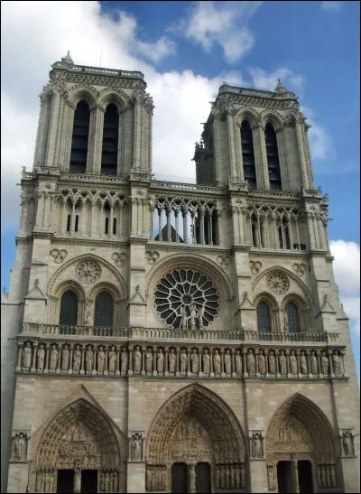 Pour commencer, quel monument historique de Paris a réouvert officiellement ses portes le 7 décembre après son incendie en 2019 ?