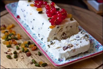 Quel est ce dessert glacé servi traditionnellement avec un coulis de framboise ?