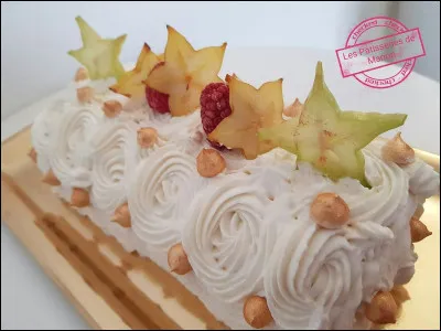On anticipe les fêtes de Noël avec une alléchante bûche ! Avec quoi est-elle décorée ?