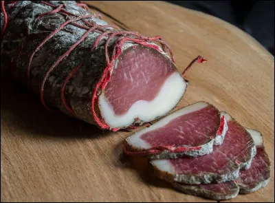 Quelle est cette charcuterie corse réalisée avec du porc lavé au vin, séché et fumé ?