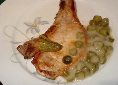 Voici des côtes de porc agrémentées d'une sauce faite avec de la moutarde, du vin blanc et des cornichons. Quelle appellation leur donne-t-on ?