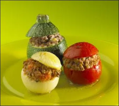 Voilà 3 "petits farcis", une tomate, un oignon et une courgette. Mais quelle est cette courgette ?