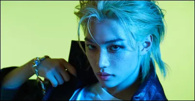 Enfin, Voici une question beaucoup plus dure : comment s'&eacute;crit son nom de sc&egrave;ne en cor&eacute;en ?