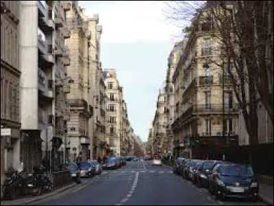Dans quelle grande ville cette ''rue de la Pompe'' est-elle située ?