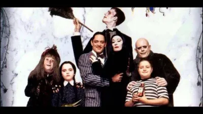 Dans quelle série peut-on suivre les aventures de la petite fille de la famille Addams ?