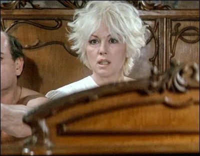 Demongeot joue une femme dans un lit dans ce film de Bertrand Blier, qui est...