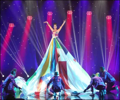 Quel animateur présentait "Le Plus Grand Cabaret du monde" sur France 2 ?