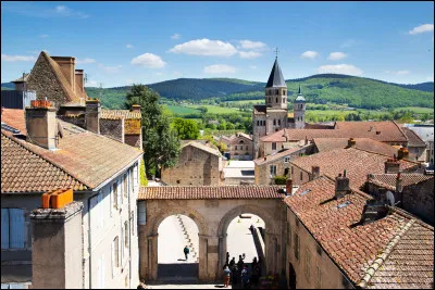 Vers quel village conduit la Mutte, une route pittoresque de la ville de Cluny ?