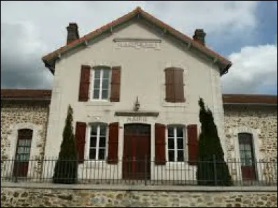 Ancienne commune de l'arrondissement de Confolens, La Péruse se situe dans l'ex région ...