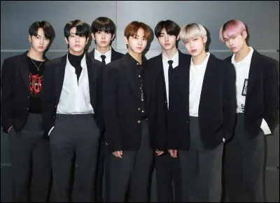 Qui sont les membres de gauche à droite sur la photo ?