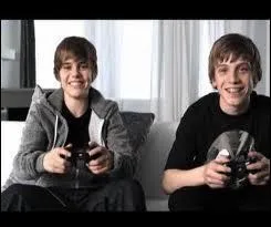 Celui à côté de Justin chante-t-il dans "One Time" ?