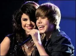 Quand Selena Gomez est venue, il chantait "One Less".