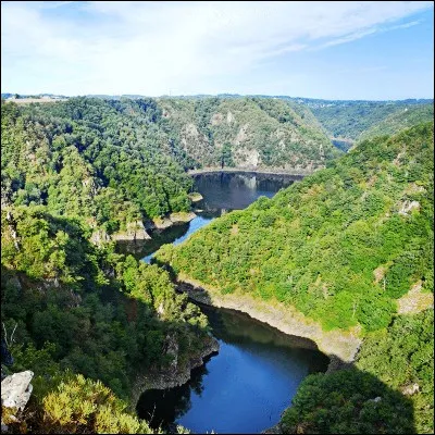 Quel groupe musical, qui a sorti son premier album, "Un air de rien", en 2018, vient de Corrèze ?