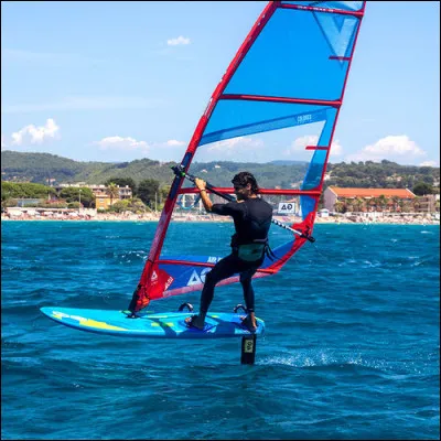 Comment appelle-t-on un double espar arqué entourant la voile, indispensable pour pratiquer la planche à voile ?