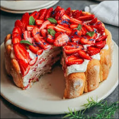 Quel biscuit proche du boudoir, aussi appelé pèlerine, est utilisé dans la conception de charlottes ?