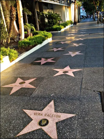 Sur quel boulevard californien peut-on marcher sur les étoiles rendant hommage aux stars ?