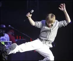 Complète les paroles de "One Less Lonely" en français : il a des mots...