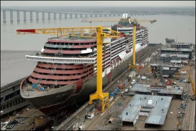 Dans quelle ville des Pays-de-la-Loire trouve-t-on des chantiers navals, d'où sont sortis de gigantesques paquebots ?