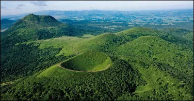 Quelle ancienne région abrite la chaîne des puys, anciens volcans ?