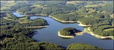 Où se situent les collines boisées du Morvan ?