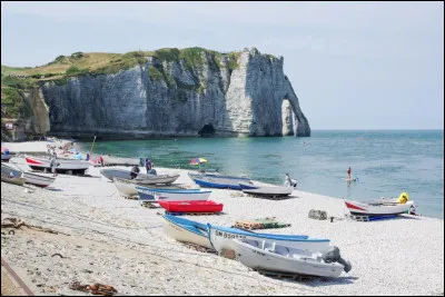 Quelle région de France est célèbre pour ses hautes falaises blanches en calcaire ?