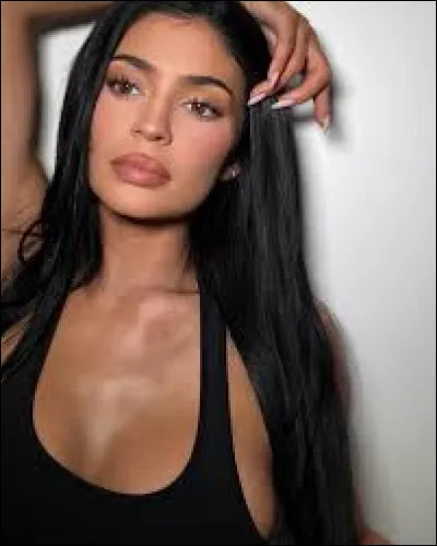 Kylie Jenner est née le 10 août 1997. En 2023, elle lance sa marque de mode de prêt-à-porter, comment s'appelle-t-elle ?