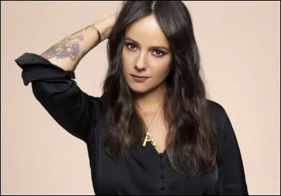 Alizée est née le 21 août 1984. Où a-t-elle passé toute son enfance ?