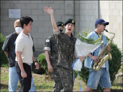 Quel groupe a la totalité des membres qui est revenue du service militaire ?