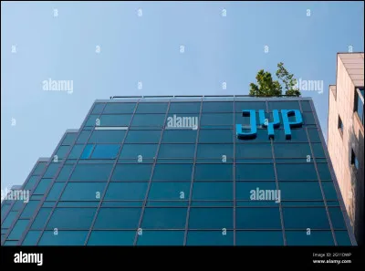 Quel groupe est chez JYP Entertainment ?