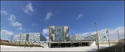 Dans quelle ville se trouve le siège de la cour pénale internationale ?