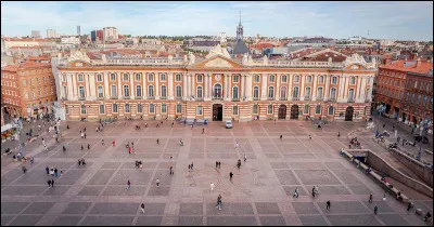 Dans quelle ville française se situe la place du Capitole ?