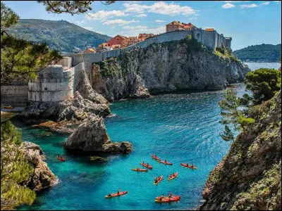 Avec quel pays, la Croatie ne partage-t-elle aucune frontière ?