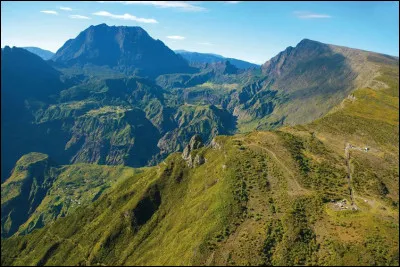 Sur quelle île peut-on accéder au sommet du Maïdo ?