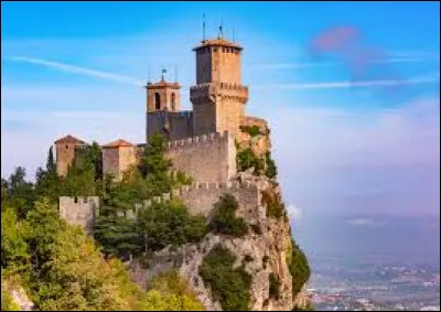 Dans quel pays la République de Saint-Marin est-elle un État enclavé ?